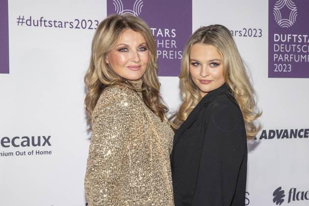 Moderatorin Frauke Ludowig mit Tochter und Co-Moderatorin Nele Ludowig. DUFTSTARS 2023 - Deutscher Parfumpreis Verleihung des deutschen Parfumpreises DUFTSTARS durch die Fragrance Foundation am 16.11.2023, Rheinterrassen, Duesseldorf.
