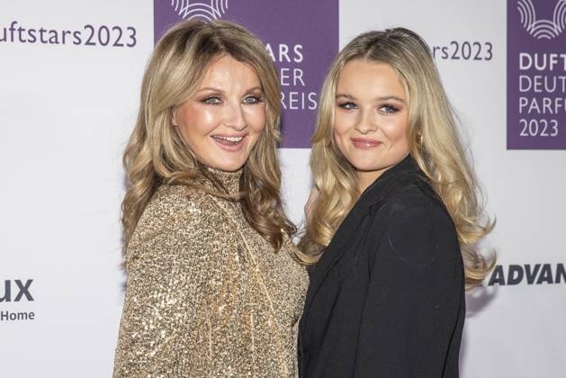 Moderatorin Frauke Ludowig mit Tochter und Co-Moderatorin Nele Ludowig. DUFTSTARS 2023 - Deutscher Parfumpreis Verleihung des deutschen Parfumpreises DUFTSTARS durch die Fragrance Foundation am 16.11.2023, Rheinterrassen, Duesseldorf.