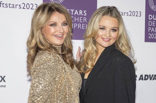 Moderatorin Frauke Ludowig mit Tochter und Co-Moderatorin Nele Ludowig. DUFTSTARS 2023 - Deutscher Parfumpreis Verleihung des deutschen Parfumpreises DUFTSTARS durch die Fragrance Foundation am 16.11.2023, Rheinterrassen, Duesseldorf.