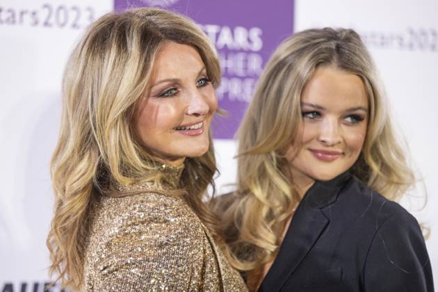 Moderatorin Frauke Ludowig mit ihrer Tochter Nele Ludowig, Co-Moderatorin der Verleihung. DUFTSTARS 2023 - Deutscher Parfumpreis Verleihung des deutschen Parfumpreises DUFTSTARS durch die Fragrance Foundation am 16.11.2023, Rheinterrassen, Duesseldorf.
