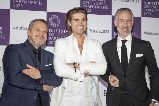 vl: Udo Heuser, CEO Nobilis Group Fragrance Foundation, Influencer Jeremy Fragrance, Andreas Fuhlisch, Geschaeftsfuehrer VKE Kosmetikverband Fragrance Foundation. DUFTSTARS 2023 - Deutscher Parfumpreis Verleihung des deutschen Parfumpreises DUFTSTARS durch die Fragrance Foundation am 16.11.2023, Rheinterrassen, Duesseldorf.