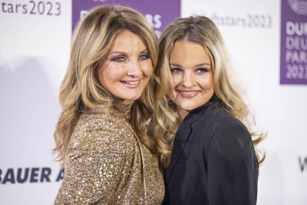Moderatorin Frauke Ludowig mit ihrer Tochter Nele Ludowig, Co-Moderatorin der Verleihung. DUFTSTARS 2023 - Deutscher Parfumpreis Verleihung des deutschen Parfumpreises DUFTSTARS durch die Fragrance Foundation am 16.11.2023, Rheinterrassen, Duesseldorf.