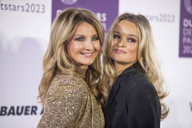 Moderatorin Frauke Ludowig mit ihrer Tochter Nele Ludowig, Co-Moderatorin der Verleihung. DUFTSTARS 2023 - Deutscher Parfumpreis Verleihung des deutschen Parfumpreises DUFTSTARS durch die Fragrance Foundation am 16.11.2023, Rheinterrassen, Duesseldorf.