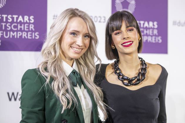 Influencerin Leni s Scents mit Influencerin Angelina Patchouli. DUFTSTARS 2023 - Deutscher Parfumpreis Verleihung des deutschen Parfumpreises DUFTSTARS durch die Fragrance Foundation am 16.11.2023, Rheinterrassen, Duesseldorf.