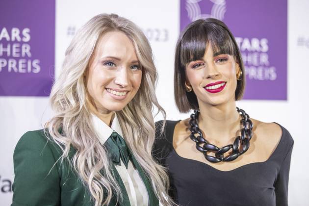 Influencerin Leni s Scents mit Influencerin Angelina Patchouli. DUFTSTARS 2023 - Deutscher Parfumpreis Verleihung des deutschen Parfumpreises DUFTSTARS durch die Fragrance Foundation am 16.11.2023, Rheinterrassen, Duesseldorf.