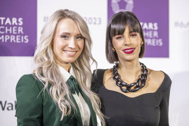 Influencerin Leni s Scents mit Influencerin Angelina Patchouli. DUFTSTARS 2023 - Deutscher Parfumpreis Verleihung des deutschen Parfumpreises DUFTSTARS durch die Fragrance Foundation am 16.11.2023, Rheinterrassen, Duesseldorf.