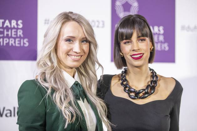 Influencerin Leni s Scents mit Influencerin Angelina Patchouli. DUFTSTARS 2023 - Deutscher Parfumpreis Verleihung des deutschen Parfumpreises DUFTSTARS durch die Fragrance Foundation am 16.11.2023, Rheinterrassen, Duesseldorf.
