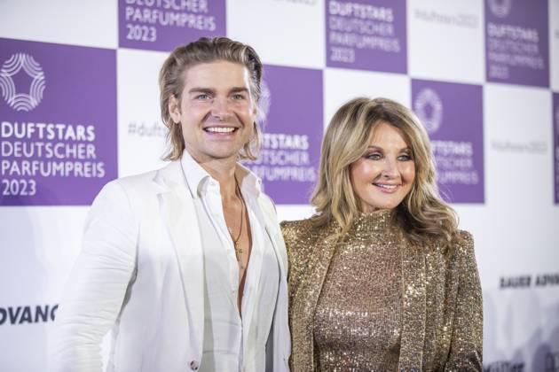 Influencer Jeremy Fragrance mit Moderatorin Frauke Ludowig. DUFTSTARS 2023 - Deutscher Parfumpreis Verleihung des deutschen Parfumpreises DUFTSTARS durch die Fragrance Foundation am 16.11.2023, Rheinterrassen, Duesseldorf.