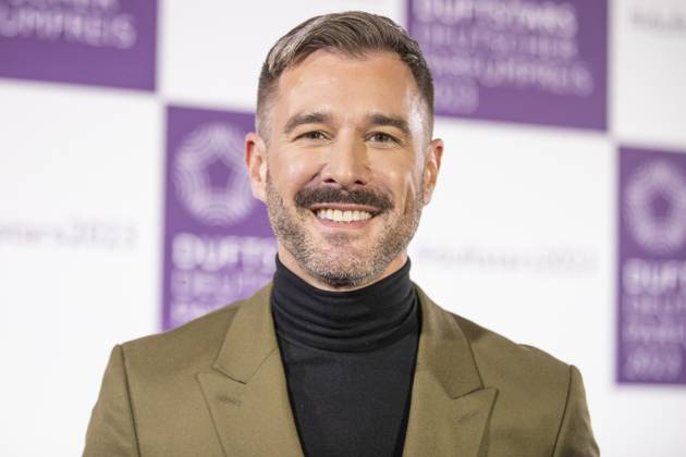 Moderator Jochen Schropp. DUFTSTARS 2023 - Deutscher Parfumpreis Verleihung des deutschen Parfumpreises DUFTSTARS durch die Fragrance Foundation am 16.11.2023, Rheinterrassen, Duesseldorf.
