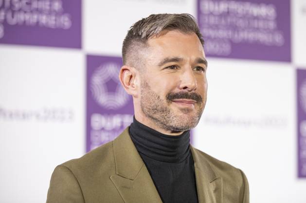 Moderator Jochen Schropp. DUFTSTARS 2023 - Deutscher Parfumpreis Verleihung des deutschen Parfumpreises DUFTSTARS durch die Fragrance Foundation am 16.11.2023, Rheinterrassen, Duesseldorf.