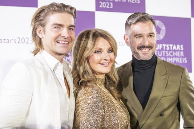 vl: Influencer Jeremy Fragrance, Moderatorin Frauke Ludowig, Moderator Jochen Schropp. DUFTSTARS 2023 - Deutscher Parfumpreis Verleihung des deutschen Parfumpreises DUFTSTARS durch die Fragrance Foundation am 16.11.2023, Rheinterrassen, Duesseldorf.