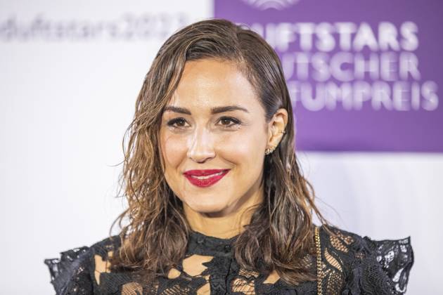 Moderatorin Nina Moghaddam. DUFTSTARS 2023 - Deutscher Parfumpreis Verleihung des deutschen Parfumpreises DUFTSTARS durch die Fragrance Foundation am 16.11.2023, Rheinterrassen, Duesseldorf.