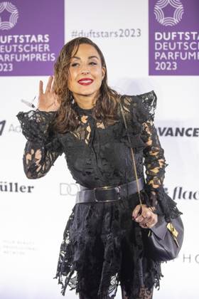 Moderatorin Nina Moghaddam. DUFTSTARS 2023 - Deutscher Parfumpreis Verleihung des deutschen Parfumpreises DUFTSTARS durch die Fragrance Foundation am 16.11.2023, Rheinterrassen, Duesseldorf.