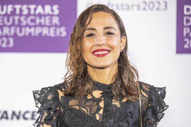 Moderatorin Nina Moghaddam. DUFTSTARS 2023 - Deutscher Parfumpreis Verleihung des deutschen Parfumpreises DUFTSTARS durch die Fragrance Foundation am 16.11.2023, Rheinterrassen, Duesseldorf.