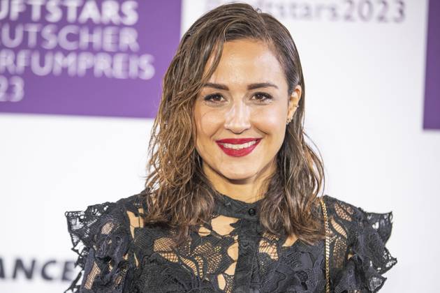 Moderatorin Nina Moghaddam. DUFTSTARS 2023 - Deutscher Parfumpreis Verleihung des deutschen Parfumpreises DUFTSTARS durch die Fragrance Foundation am 16.11.2023, Rheinterrassen, Duesseldorf.