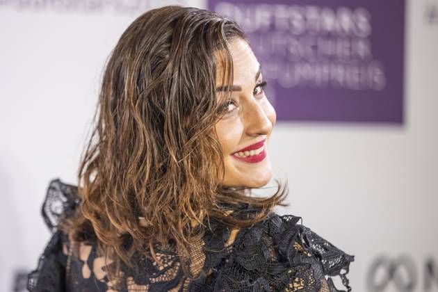 Moderatorin Nina Moghaddam. DUFTSTARS 2023 - Deutscher Parfumpreis Verleihung des deutschen Parfumpreises DUFTSTARS durch die Fragrance Foundation am 16.11.2023, Rheinterrassen, Duesseldorf.