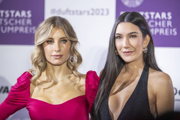 Moderatorin Cathy Hummels, Moderatorin Neda Peemueller. DUFTSTARS 2023 - Deutscher Parfumpreis Verleihung des deutschen Parfumpreises DUFTSTARS durch die Fragrance Foundation am 16.11.2023, Rheinterrassen, Duesseldorf.