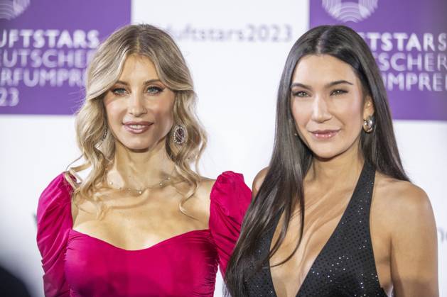 Moderatorin Cathy Hummels, Moderatorin Neda Peemueller. DUFTSTARS 2023 - Deutscher Parfumpreis Verleihung des deutschen Parfumpreises DUFTSTARS durch die Fragrance Foundation am 16.11.2023, Rheinterrassen, Duesseldorf.