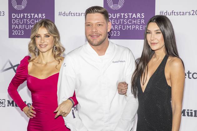 vl: Moderatorin Cathy Hummels, TV-Koch Robin Pietsch, Moderatorin Neda Peemueller. DUFTSTARS 2023 - Deutscher Parfumpreis Verleihung des deutschen Parfumpreises DUFTSTARS durch die Fragrance Foundation am 16.11.2023, Rheinterrassen, Duesseldorf.