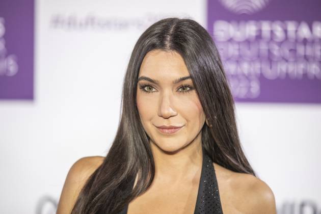 Moderatorin Neda Peemueller. DUFTSTARS 2023 - Deutscher Parfumpreis Verleihung des deutschen Parfumpreises DUFTSTARS durch die Fragrance Foundation am 16.11.2023, Rheinterrassen, Duesseldorf.