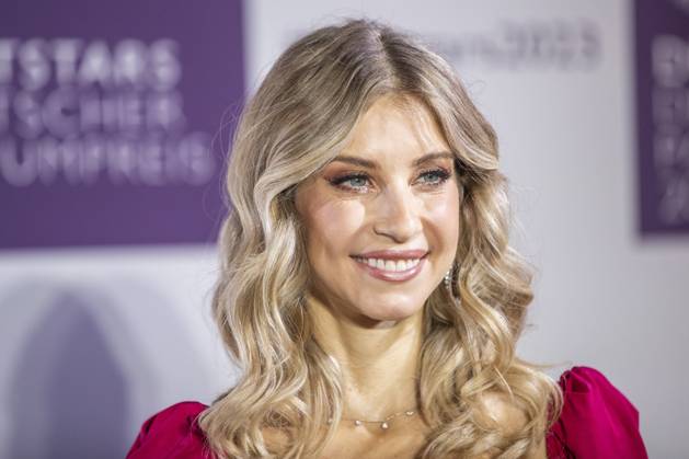 Moderatorin Cathy Hummels. DUFTSTARS 2023 - Deutscher Parfumpreis Verleihung des deutschen Parfumpreises DUFTSTARS durch die Fragrance Foundation am 16.11.2023, Rheinterrassen, Duesseldorf.