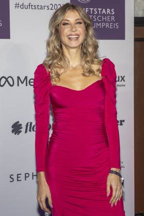 Moderatorin Cathy Hummels. DUFTSTARS 2023 - Deutscher Parfumpreis Verleihung des deutschen Parfumpreises DUFTSTARS durch die Fragrance Foundation am 16.11.2023, Rheinterrassen, Duesseldorf.