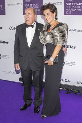 Drogeriechef Erwin Mueller mit Ehefrau Anita. DUFTSTARS 2023 - Deutscher Parfumpreis Verleihung des deutschen Parfumpreises DUFTSTARS durch die Fragrance Foundation am 16.11.2023, Rheinterrassen, Duesseldorf.