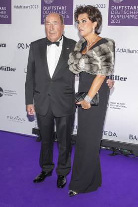 Drogeriechef Erwin Mueller mit Ehefrau Anita. DUFTSTARS 2023 - Deutscher Parfumpreis Verleihung des deutschen Parfumpreises DUFTSTARS durch die Fragrance Foundation am 16.11.2023, Rheinterrassen, Duesseldorf.