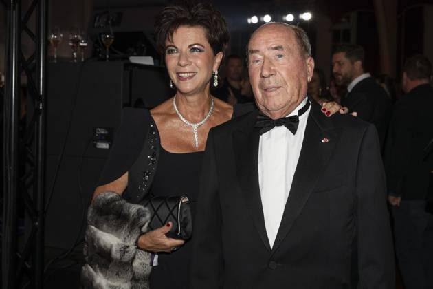 Drogeriechef Erwin Mueller mit Ehefrau Anita. DUFTSTARS 2023 - Deutscher Parfumpreis Verleihung des deutschen Parfumpreises DUFTSTARS durch die Fragrance Foundation am 16.11.2023, Rheinterrassen, Duesseldorf.
