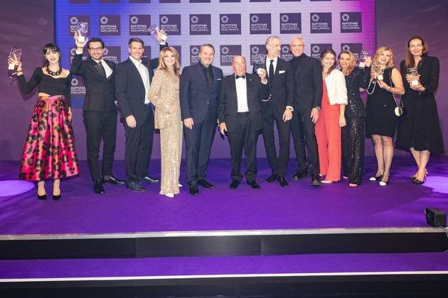 Das Gruppenbild der Preistraeger des Abends. DUFTSTARS 2023 - Deutscher Parfumpreis Verleihung des deutschen Parfumpreises DUFTSTARS durch die Fragrance Foundation am 16.11.2023, Rheinterrassen, Duesseldorf.