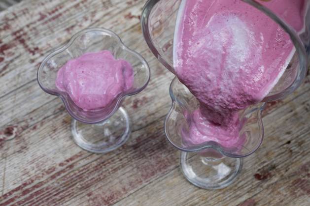 selbstgemachtes Himbeersofteis aus Naturjoghurt, Quark mit Fruechten, Bananen und wilde Himbeeren wurden vermixt und werden in Eisbecher gefuellt, Serienbild 3 4 selfmade soft ice cream made of yogurt, qvark and fruits, bananas and wild raspberries are mixed, series picture 3 4 BLWS698270