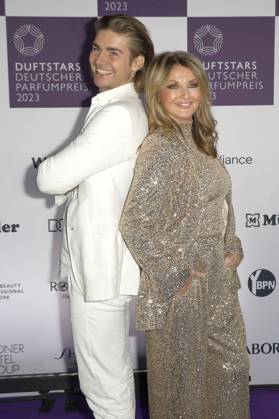 Jeremy Fragrance und Frauke Ludowig bei der Verleihung des Deutschen Parfumpreises Duftstars 2023 auf der Rheinterrasse Düsseldorf. Düsseldorf, 16.11.2023