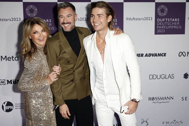 Frauke Ludowig, Jochen Schropp und Jeremy Fragrance bei der Verleihung des Deutschen Parfumpreises Duftstars 2023 auf der Rheinterrasse Düsseldorf. Düsseldorf, 16.11.2023