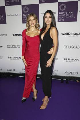 Cathy Hummels und Neda Peemüller bei der Verleihung des Deutschen Parfumpreises Duftstars 2023 auf der Rheinterrasse Düsseldorf. Düsseldorf, 16.11.2023