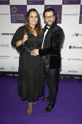 Manuel Cortez mit Freundin Saina Bayatpour bei der Verleihung des Deutschen Parfumpreises Duftstars 2023 auf der Rheinterrasse Düsseldorf. Düsseldorf, 16.11.2023