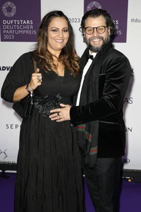 Manuel Cortez mit Freundin Saina Bayatpour bei der Verleihung des Deutschen Parfumpreises Duftstars 2023 auf der Rheinterrasse Düsseldorf. Düsseldorf, 16.11.2023