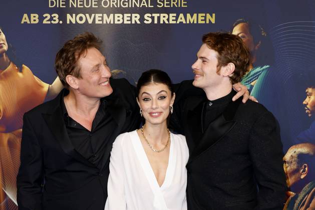 Bilder des Jahres 2023, Entertainment 11 November Entertainment Themen der Woche KW46 Entertainment Bilder des Tages Oliver Masucci, Alessandra Mastronardi und Philip Froissant bei der One Billion Dollar (Paramount+) Serien Premiere am 17.11.2023 in Berlin One Billion Dollar Serienpremiere in Berlin