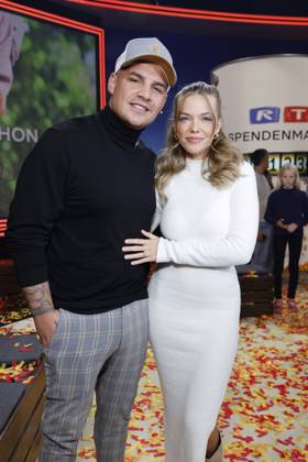 Sänger Pietro Lombardi und seine Verlobte Laura Maria Rypa beim 28. RTL-Spendenmarathon 2023 in den EMG-Studios. Hürth, 17.11.2023 NRW Deutschland Copyright: xChristophxHardtx
