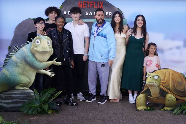 Bilder des Jahres 2023, Entertainment 11 November Entertainment Themen der Woche KW46 Leo Netflix Premiere - LA Coulter Ibanez, Corey Skelton, Adam Sandler, Sunny Sandler, Sadie Sandler , At the LA premiere of Netflix Leo at Regency Bruin Theatre in Westwood, CA, USA on November 19 2023. Photo by Fati S ABACAPRESS.COM Los Angeles CA United States  Copyright: xFatixSadou ABACAPRESS.COMx