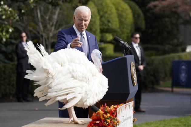 Bilder des Jahres 2023, Entertainment 11 November Entertainment Themen der Woche KW47 Entertainment Bilder des Tages USA, Joe Biden begnadigt Thanksgiving-Truthahn in Washington Joe Biden pardons the Thanksgiving Turkey - Washington U.S. President Joe Biden pardons the National Thanksgiving Turkey during a ceremony on the South Lawn of the White House in Washington on November 20, 2023. Photo by Yuri Gripas ABACAPRESS.COM Washington DC United States  Copyright: xPool ABACAx