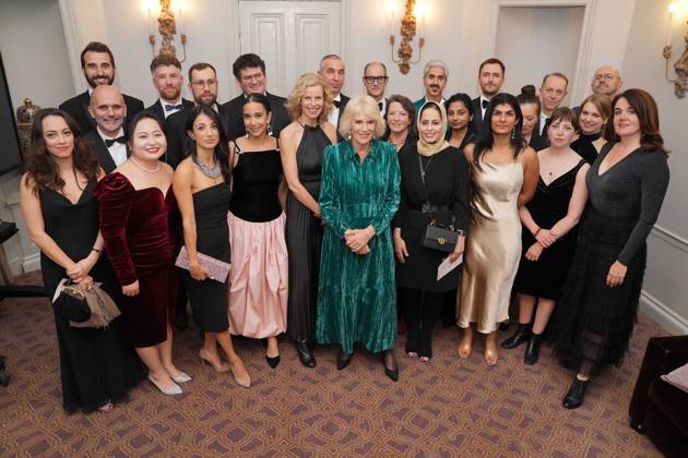 Bilder des Jahres 2023, Entertainment 11 November Entertainment Themen der Woche KW47 Foreign Press Association Awards Queen Camilla with award nominees at the annual awards ceremony of the Foreign Press Association, which is celebrating its 135th anniversary, at Sheraton Grand Park Lane, London. Picture date: Monday November 20, 2023., Credit:Jonathan Brady Avalon UK, LONDON  Copyright: xJonathanxBradyx xAvalonx 0823312429