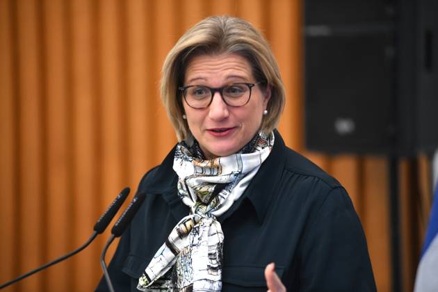 Ministerpräsidentin Anke Rehlinger verleiht am Montag (20.11.2023) in der Staatskanzlei in Saarbrücken den Saarländischen Verdienstorden an sechs Persönlichkeiten, die sich in besonderer Weise um die grenzüberschreitende Zusammenarbeit zwischen Deutschland und Frankreich im Saarland verdient gemacht haben. Im Bild: Ministerpräsidentin Anke Rehlinger.