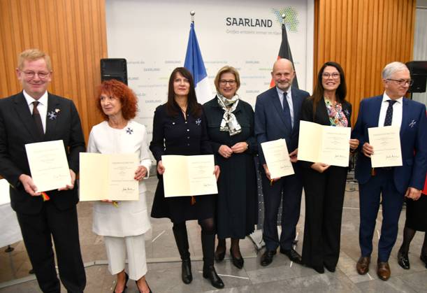 News Bilder des Tages Ministerpräsidentin Anke Rehlinger verleiht am Montag (20.11.2023) in der Staatskanzlei in Saarbrücken den Saarländischen Verdienstorden an sechs Persönlichkeiten, die sich in besonderer Weise um die grenzüberschreitende Zusammenarbeit zwischen Deutschland und Frankreich im Saarland verdient gemacht haben. Im Bild (v.l.): SÃ bastien Girard, Generalkonsul der Republik Frankreich im Saarland und französischer Generalsekretär des Deutsch-Französischen Kulturamtes, Janine Loock, Präsidentin der Vereinigung Französischer Staatsbürger im Saarland Union des Francais de Sarre (UFS), Sylvie Hamard, langjährige Leiterin des Theaterfestivals Perspectives, Ministerpräsidentin Anke Rehlinger, Laurent Touvet, Präfekt des Departe bub