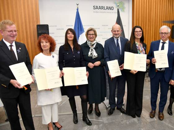 Ministerpräsidentin Anke Rehlinger verleiht am Montag (20.11.2023) in der Staatskanzlei in Saarbrücken den Saarländischen Verdienstorden an sechs Persönlichkeiten, die sich in besonderer Weise um die grenzüberschreitende Zusammenarbeit zwischen Deutschland und Frankreich im Saarland verdient gemacht haben. Im Bild (v.l.): SÃ bastien Girard, Generalkonsul der Republik Frankreich im Saarland und französischer Generalsekretär des Deutsch-Französischen Kulturamtes, Janine Loock, Präsidentin der Vereinigung Französischer Staatsbürger im Saarland Union des Francais de Sarre (UFS), Sylvie Hamard, langjährige Leiterin des Theaterfestivals Perspectives, Ministerpräsidentin Anke Rehlinger, Laurent Touvet, Präfekt des Departe bub