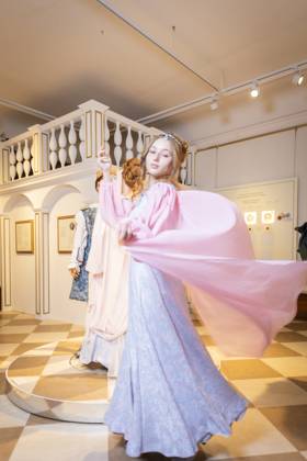 Bilder des Jahres 2023, Entertainment 11 November Entertainment Themen der Woche KW47 Entertainment Bilder des Tages Fotoshooting im Schloss Moritzburg In diesem Jahr feiert der wohl beliebteste Märchenfilm aller Zeiten ein besonderes Jubiläum. Auf Schloss Moritzburg, einem der Drehorte des Films, öffnet zum zwölften Mal die Ausstellung zum Kultfilm Drei Haselnüsse für Aschenbrödel, mit jubiläumswürdigem Rahmenprogramm und Sonderausstellung. Modell Tamara Kretschmer schlüpfte erneut in die begehrte Rolle des legendären Aschenbrödels mit dem Ballkleid. Moritzburg Sachsen Deutschland
