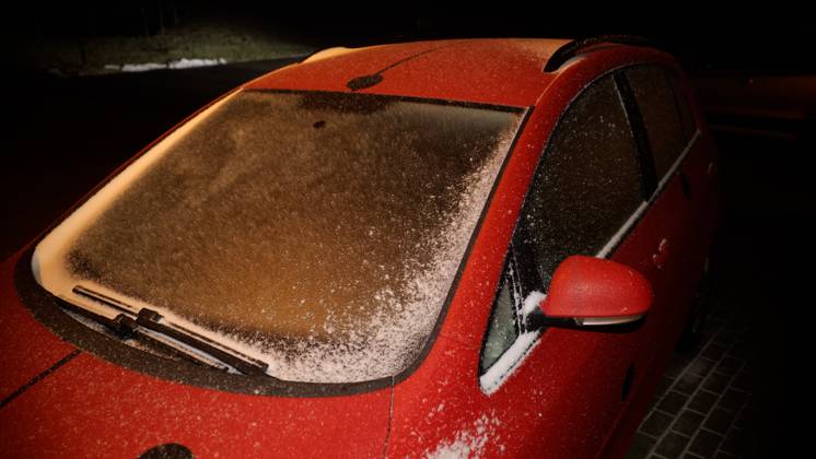 Jetzt schlägt der Winter eiskalt zu. Die Großwetterlage stellte sich seit den Dienstagnachmittag grundlegend um. Mit einer nordwestlichen Strömung werden feucht-kalte Luftmassen nach Deutschland geführt. Dies führt zu Schneefällen in den Mittelgebirgen. Oberhalb von 600 Höhenmetern herrschte seit den Abendstunden Dauerfrost. Eisregen, Schnee und Blitzeis gab es auf dem Fichtelberg. Der Regen gefror bei -2 ¡C. Da wurde der Abendspaziergang über dem Fichtelberg zur Rutschpartie. Ein dicker Eispanzer legte sich über den Fahrzeugen. Ein Autofahrer musste mühevoll kratzen. Nur Mithilfe der Fahrzeugwärme taute sein Fahrzeug so langsam auf. Neben Eisregen gab es einen böigen Nordwind. Verwehungen gab es auf dem Plateau. Touristen waren am Abend di