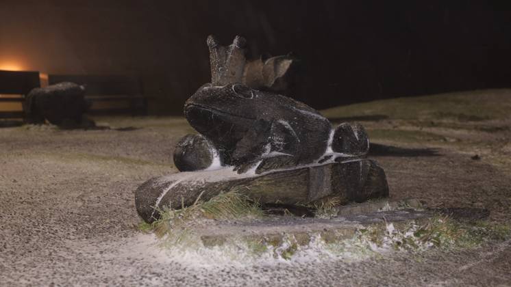 Jetzt schlägt der Winter eiskalt zu. Die Großwetterlage stellte sich seit den Dienstagnachmittag grundlegend um. Mit einer nordwestlichen Strömung werden feucht-kalte Luftmassen nach Deutschland geführt. Dies führt zu Schneefällen in den Mittelgebirgen. Oberhalb von 600 Höhenmetern herrschte seit den Abendstunden Dauerfrost. Eisregen, Schnee und Blitzeis gab es auf dem Fichtelberg. Der Regen gefror bei -2 ¡C. Da wurde der Abendspaziergang über dem Fichtelberg zur Rutschpartie. Ein dicker Eispanzer legte sich über den Fahrzeugen. Ein Autofahrer musste mühevoll kratzen. Nur Mithilfe der Fahrzeugwärme taute sein Fahrzeug so langsam auf. Neben Eisregen gab es einen böigen Nordwind. Verwehungen gab es auf dem Plateau. Touristen waren am Abend di
