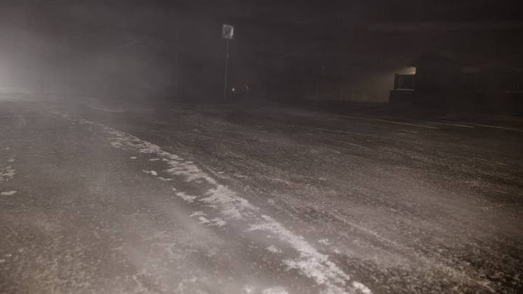 Jetzt schlägt der Winter eiskalt zu. Die Großwetterlage stellte sich seit den Dienstagnachmittag grundlegend um. Mit einer nordwestlichen Strömung werden feucht-kalte Luftmassen nach Deutschland geführt. Dies führt zu Schneefällen in den Mittelgebirgen. Oberhalb von 600 Höhenmetern herrschte seit den Abendstunden Dauerfrost. Eisregen, Schnee und Blitzeis gab es auf dem Fichtelberg. Der Regen gefror bei -2 ¡C. Da wurde der Abendspaziergang über dem Fichtelberg zur Rutschpartie. Ein dicker Eispanzer legte sich über den Fahrzeugen. Ein Autofahrer musste mühevoll kratzen. Nur Mithilfe der Fahrzeugwärme taute sein Fahrzeug so langsam auf. Neben Eisregen gab es einen böigen Nordwind. Verwehungen gab es auf dem Plateau. Touristen waren am Abend di