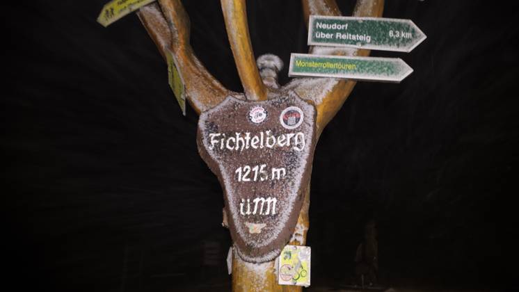 Jetzt schlägt der Winter eiskalt zu. Die Großwetterlage stellte sich seit den Dienstagnachmittag grundlegend um. Mit einer nordwestlichen Strömung werden feucht-kalte Luftmassen nach Deutschland geführt. Dies führt zu Schneefällen in den Mittelgebirgen. Oberhalb von 600 Höhenmetern herrschte seit den Abendstunden Dauerfrost. Eisregen, Schnee und Blitzeis gab es auf dem Fichtelberg. Der Regen gefror bei -2 ¡C. Da wurde der Abendspaziergang über dem Fichtelberg zur Rutschpartie. Ein dicker Eispanzer legte sich über den Fahrzeugen. Ein Autofahrer musste mühevoll kratzen. Nur Mithilfe der Fahrzeugwärme taute sein Fahrzeug so langsam auf. Neben Eisregen gab es einen böigen Nordwind. Verwehungen gab es auf dem Plateau. Touristen waren am Abend di