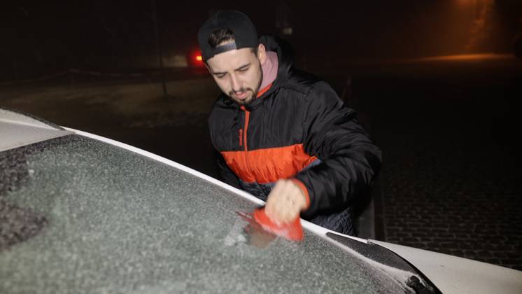 Jetzt schlägt der Winter eiskalt zu. Die Großwetterlage stellte sich seit den Dienstagnachmittag grundlegend um. Mit einer nordwestlichen Strömung werden feucht-kalte Luftmassen nach Deutschland geführt. Dies führt zu Schneefällen in den Mittelgebirgen. Oberhalb von 600 Höhenmetern herrschte seit den Abendstunden Dauerfrost. Eisregen, Schnee und Blitzeis gab es auf dem Fichtelberg. Der Regen gefror bei -2 ¡C. Da wurde der Abendspaziergang über dem Fichtelberg zur Rutschpartie. Ein dicker Eispanzer legte sich über den Fahrzeugen. Ein Autofahrer musste mühevoll kratzen. Nur Mithilfe der Fahrzeugwärme taute sein Fahrzeug so langsam auf. Neben Eisregen gab es einen böigen Nordwind. Verwehungen gab es auf dem Plateau. Touristen waren am Abend di
